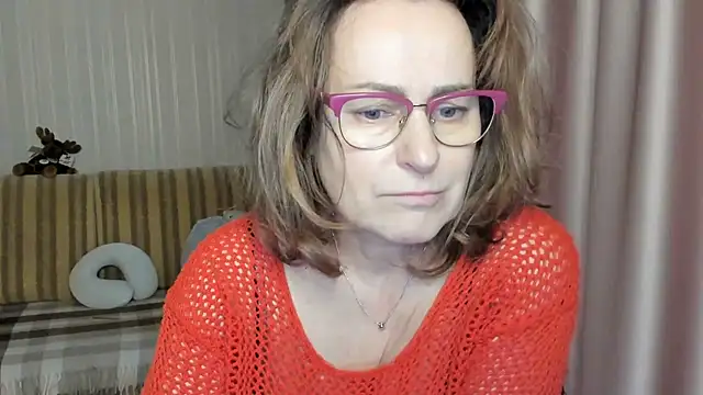 Snapshot of lauraoven chatting on 03-20-25, 02:42 lauraoven online show from 03-20-25, 02:42