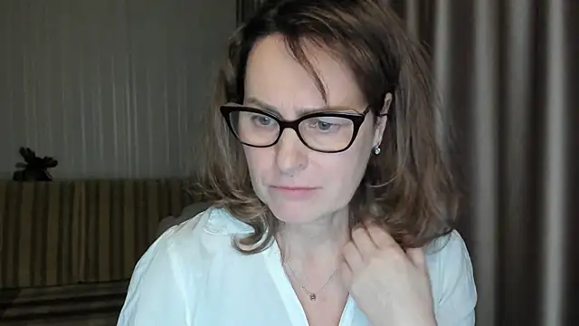 Snapshot of lauraoven chatting on 02-25-25, 04:25 lauraoven online show from 02-25-25, 04:25