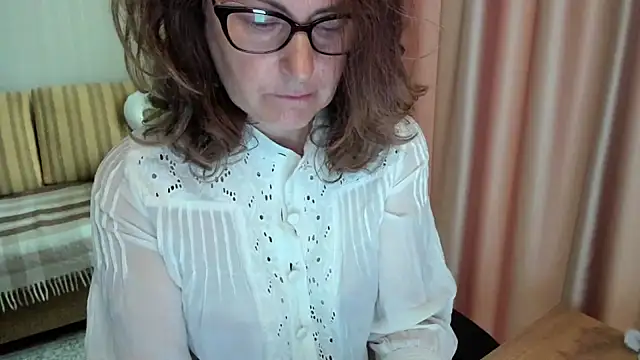 Snapshot of lauraoven chatting on 07-10-26, 06:46 lauraoven online show from 07-10-26, 06:46