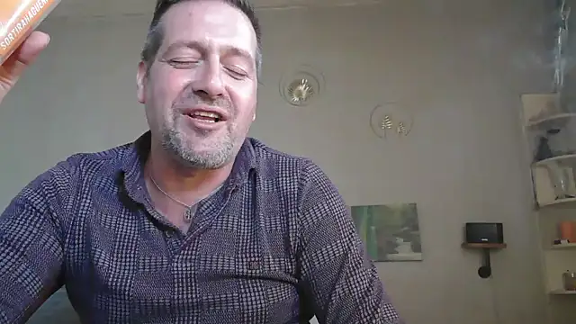 Snapshot of matrikes1 chatting on 04-16-26, 03:13 matrikes1 online show from 04-16-26, 03:13