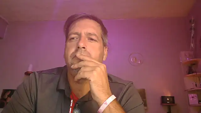 Snapshot of matrikes1 chatting on 10-17-25, 01:35 matrikes1 online show from 10-17-25, 01:35