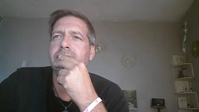 Snapshot of matrikes1 chatting on 10-15-25, 02:47 matrikes1 online show from 10-15-25, 02:47