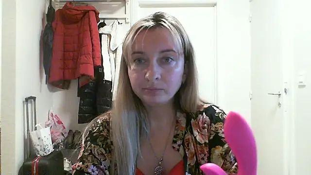 SusanCurt online show from 11-06-25, 10:08