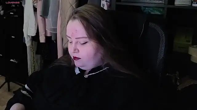 Snapshot of EMMA__CONNOR chatting on 10-17-25, 12:14 EMMA CONNOR online show from 10-17-25, 12:14