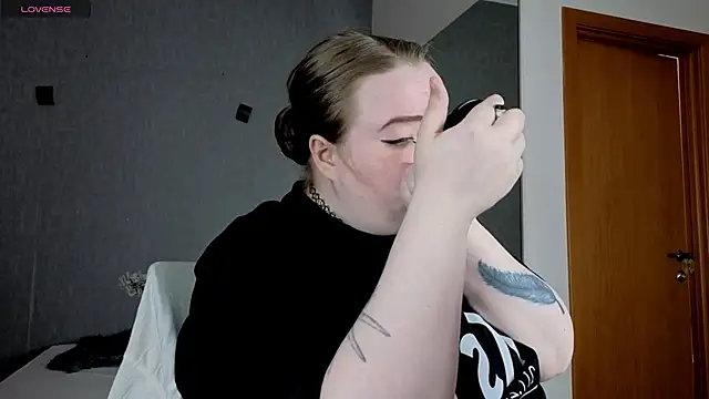 Snapshot of EMMA__CONNOR chatting on 09-28-25, 10:44 EMMA CONNOR online show from 09-28-25, 10:44