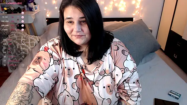 Snapshot of naughtykiss chatting on 10-15-25, 04:44 naughtykiss online show from 10-15-25, 04:44