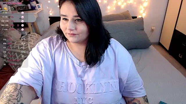 Snapshot of naughtykiss chatting on 10-19-25, 04:59 naughtykiss online show from 10-19-25, 04:59