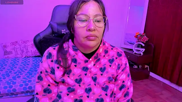 esmeralda milf online show from 09-18-25, 03:48