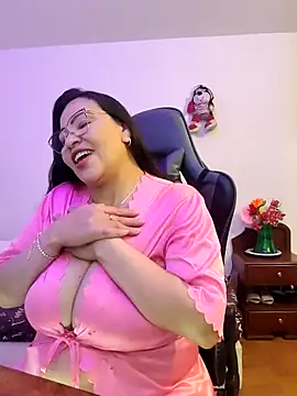 Snapshot of esmeralda_milf chatting on 02-27-26, 08:08 esmeralda milf online show from 02-27-26, 08:08