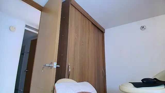 SARA TS FOX online show from 04-07-26, 07:59