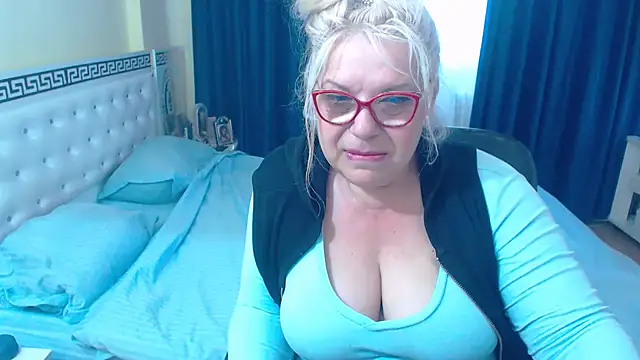 Snapshot of SonyaHotMilf chatting on 05-15-26, 11:52 SonyaHotMilf online show from 05-15-26, 11:52