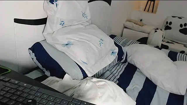 Snapshot of yina-rosse chatting on 10-13-25, 08:43 yina-rosse online show from 10-13-25, 08:43