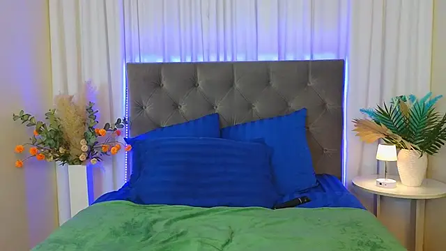 Ariana Petite online show from 03-06-26, 12:05