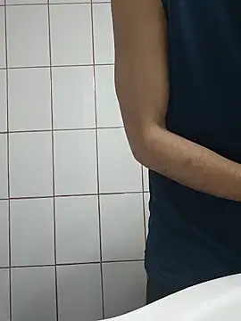 Snapshot of TommyMomentum chatting on 10-17-25, 04:27 TommyMomentum online show from 10-17-25, 04:27