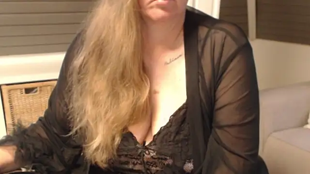 Snapshot of KimMitchelli chatting on 05-21-26, 04:32 KimMitchelli online show from 05-21-26, 04:32