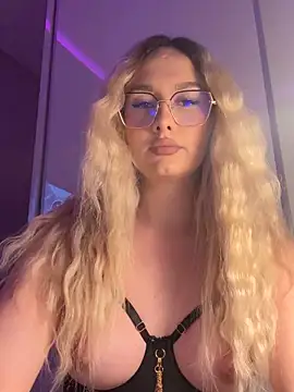 Snapshot of mollyxxx chatting on 05-18-26, 11:42 mollyxxx online show from 05-18-26, 11:42
