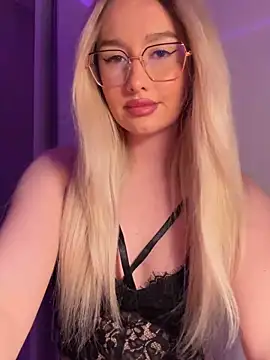Snapshot of mollyxxx chatting on 04-28-26, 01:48 mollyxxx online show from 04-28-26, 01:48