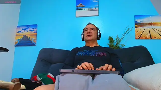 Snapshot of juanses_n_toro chatting on 10-04-25, 01:12 juanses n toro online show from 10-04-25, 01:12