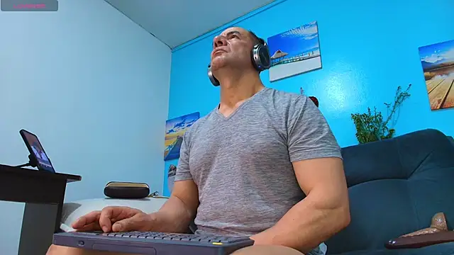 Snapshot of juanses_n_toro chatting on 10-01-25, 01:04 juanses n toro online show from 10-01-25, 01:04
