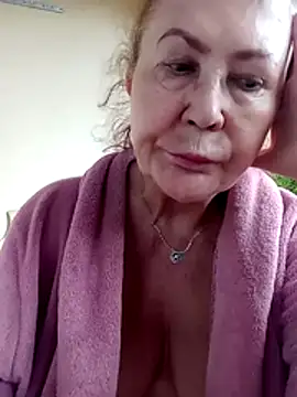 Snapshot of Hottie-Mom chatting on 07-23-26, 07:32 Hottie-Mom online show from 07-23-26, 07:32