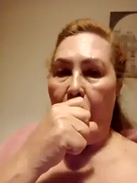 Snapshot of Hottie-Mom chatting on 05-18-26, 08:57 Hottie-Mom online show from 05-18-26, 08:57
