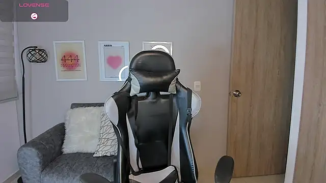 ashley 23  online show from 01-10-26, 10:27