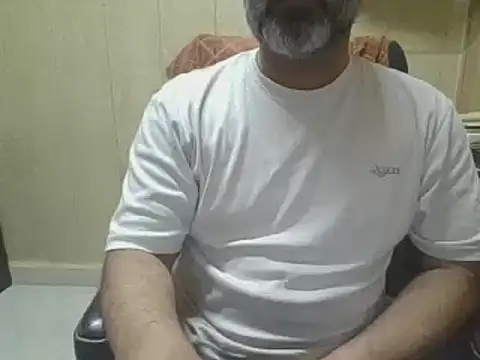 Snapshot of hairymaster95 chatting on 05-10-26, 06:39 hairymaster95 online show from 05-10-26, 06:39