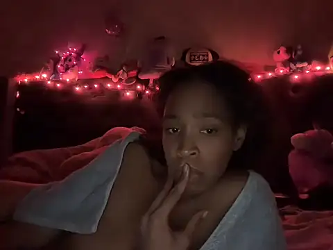 Snapshot of Cum2Charm chatting on 10-12-25, 02:35 Cum2Charm online show from 10-12-25, 02:35