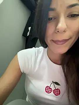Snapshot of _MiaQueen_ chatting on 04-18-26, 09:48 MiaQueen online show from 04-18-26, 09:48