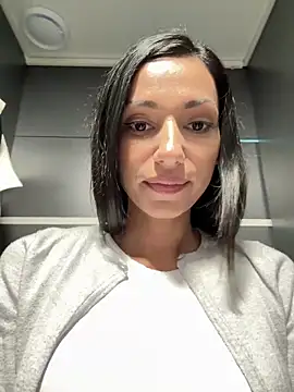 Snapshot of _MiaQueen_ chatting on 09-19-25, 08:24  MiaQueen  online show from 09-19-25, 08:24