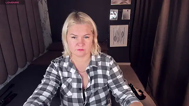 Snapshot of YolandaKiss chatting on 10-26-25, 08:20 YolandaKiss online show from 10-26-25, 08:20