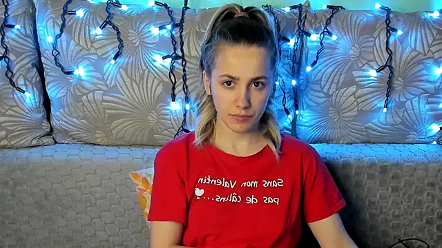 Snapshot of MaggieCake chatting on 12-23-25, 01:16 MaggieCake online show from 12-23-25, 01:16