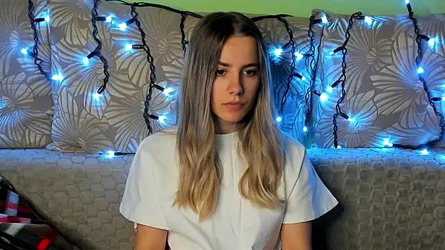 Snapshot of MaggieCake chatting on 11-08-25, 01:42 MaggieCake online show from 11-08-25, 01:42