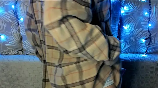 MaggieCake online show from 04-11-26, 03:03