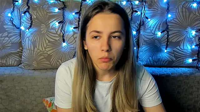 Snapshot of MaggieCake chatting on 12-02-25, 03:07 MaggieCake online show from 12-02-25, 03:07