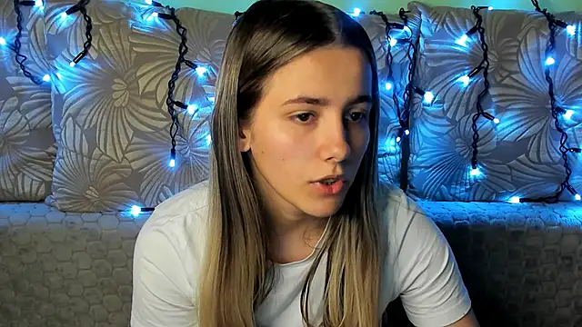 Snapshot of MaggieCake chatting on 10-26-25, 12:33 MaggieCake online show from 10-26-25, 12:33