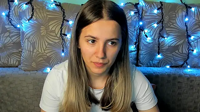 Snapshot of MaggieCake chatting on 10-25-25, 01:16 MaggieCake online show from 10-25-25, 01:16