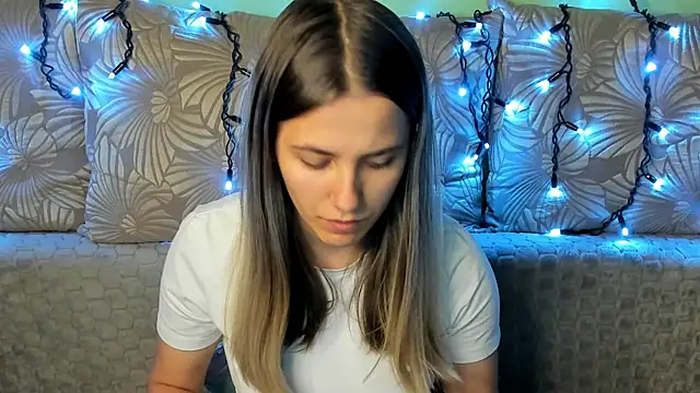 Snapshot of MaggieCake chatting on 10-24-25, 02:21 MaggieCake online show from 10-24-25, 02:21