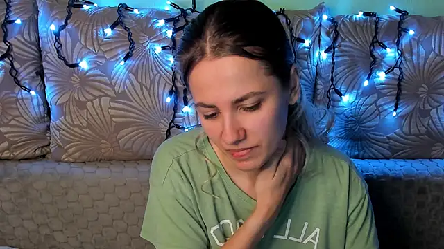 Snapshot of MaggieCake chatting on 12-16-25, 03:33 MaggieCake online show from 12-16-25, 03:33