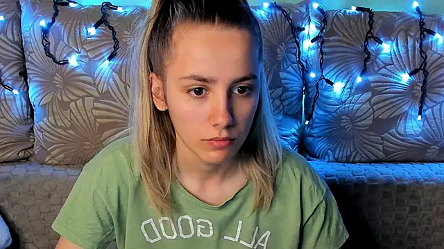 Snapshot of MaggieCake chatting on 12-14-25, 01:23 MaggieCake online show from 12-14-25, 01:23