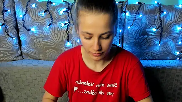 Snapshot of MaggieCake chatting on 12-22-25, 03:28 MaggieCake online show from 12-22-25, 03:28