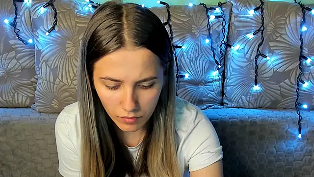 Snapshot of MaggieCake chatting on 10-23-25, 02:21 MaggieCake online show from 10-23-25, 02:21