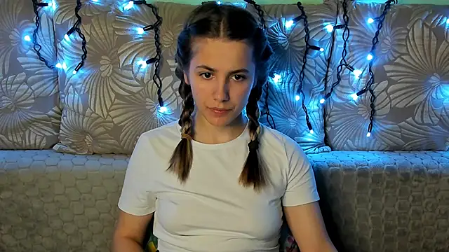 Snapshot of MaggieCake chatting on 12-05-25, 12:32 MaggieCake online show from 12-05-25, 12:32