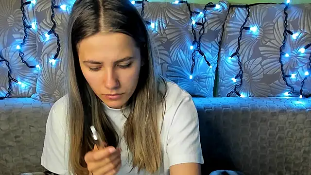 Snapshot of MaggieCake chatting on 11-13-25, 04:05 MaggieCake online show from 11-13-25, 04:05