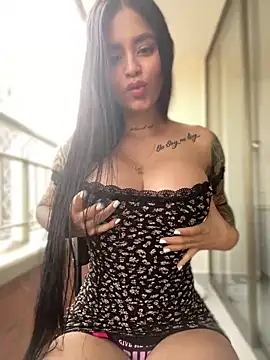 Snapshot of LaraHenao chatting on 02-17-25, 01:22 LaraHenao online show from 02-17-25, 01:22