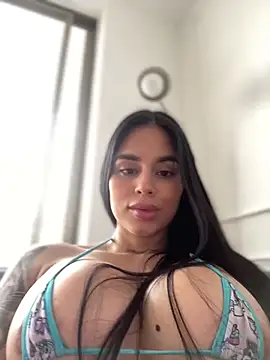 Snapshot of LaraHenao chatting on 02-25-25, 12:49 LaraHenao online show from 02-25-25, 12:49