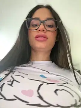 Snapshot of LaraHenao chatting on 03-04-25, 01:06 LaraHenao online show from 03-04-25, 01:06