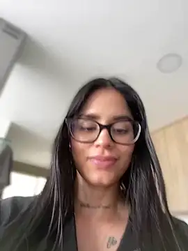 Snapshot of LaraHenao chatting on 03-05-25, 04:13 LaraHenao online show from 03-05-25, 04:13