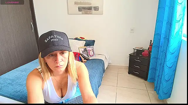 Snapshot of Naty_Stone chatting on 02-06-25, 03:41 Naty Stone online show from 02-06-25, 03:41