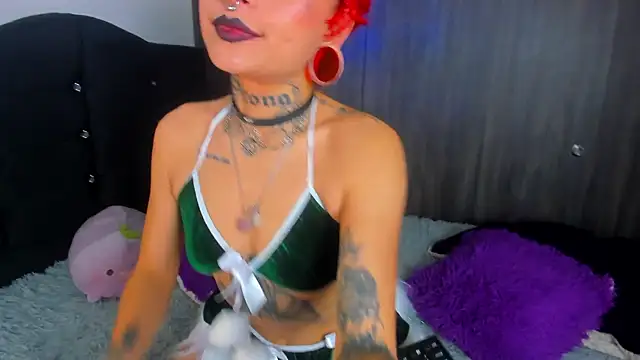 Snapshot of Rainnbow_ chatting on 12-20-24, 04:20 Rainnbow online show from 12-20-24, 04:20
